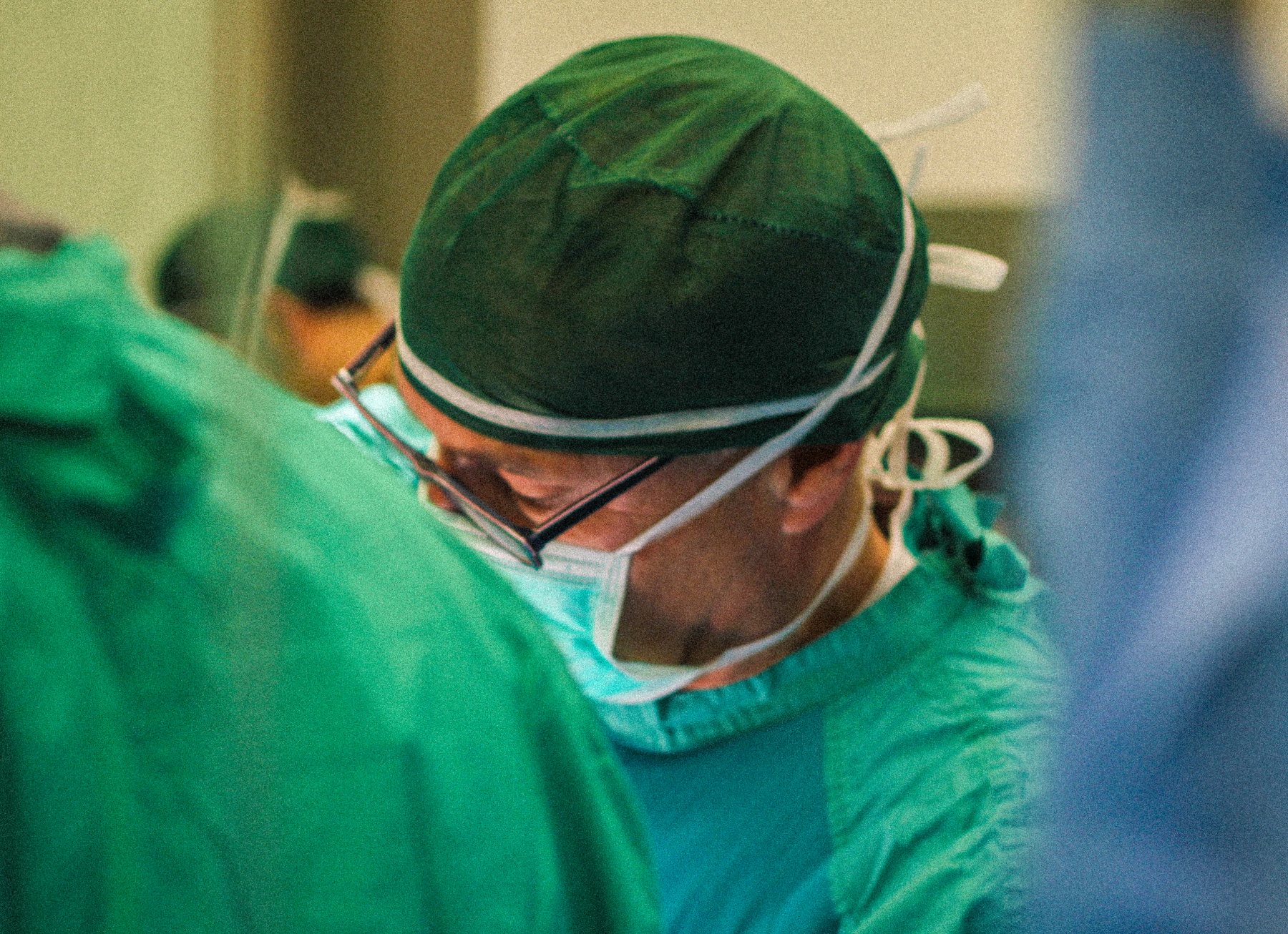 Il Prof. Norberto Confalonieri in sala operatoria